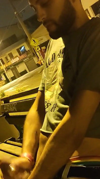 路上でオナニーをして何度も捕まる