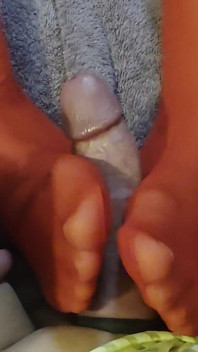 Latina-MILF gibt blowjob und footjob, bis ich auf ihre roten strumpffüße komme