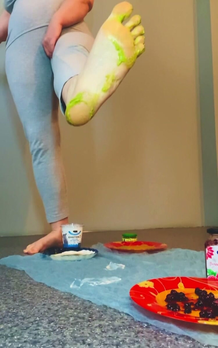 VikkiGeorgia: Joc cu picioarele cu mâncare