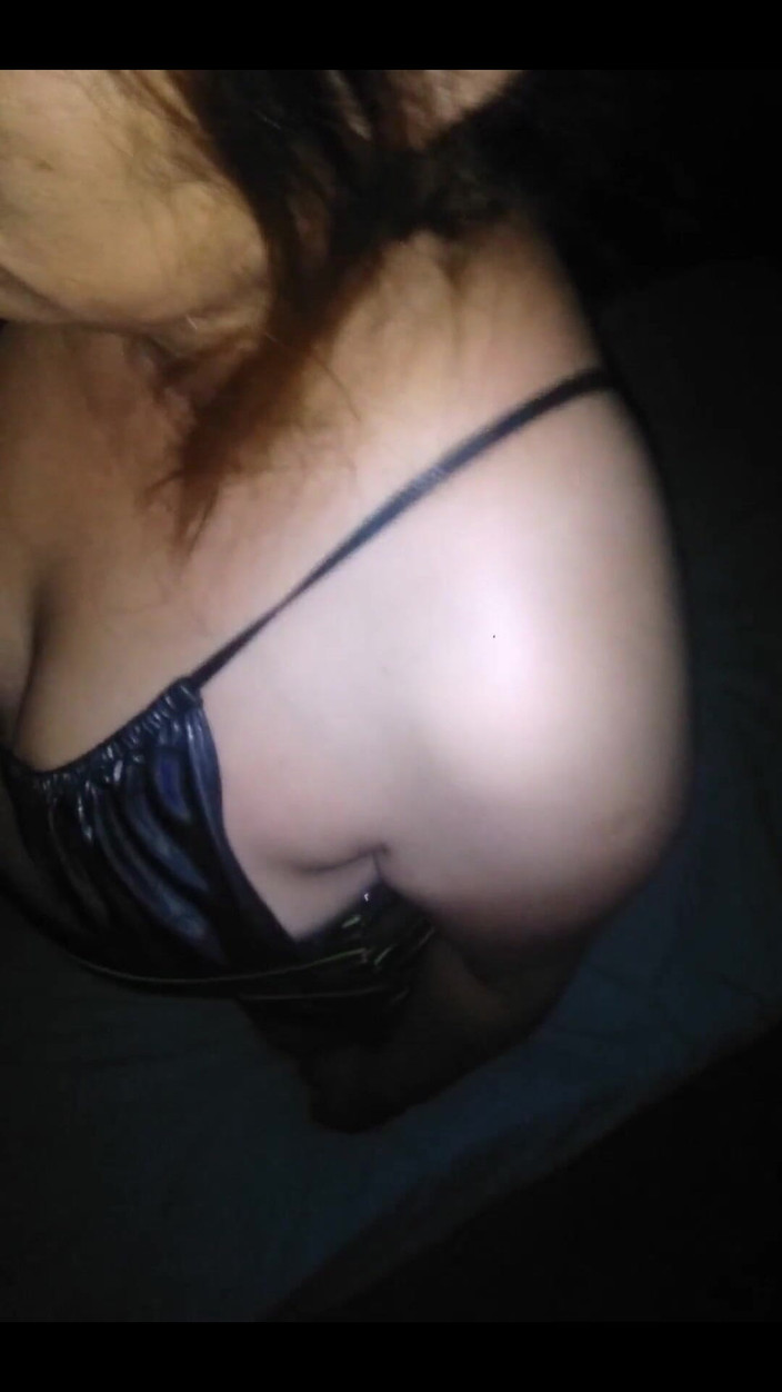 Fitcure1: 我的女朋友穿着比基尼和裙子，当每个人都出去时，我把手指伸进她的阴户