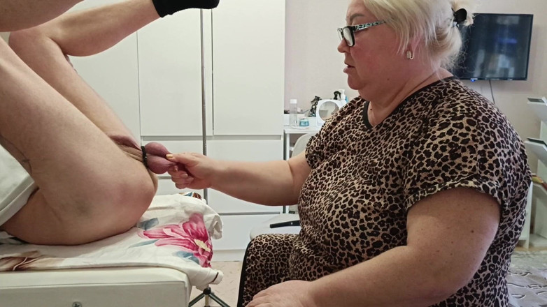 Zona901: Sąsiad bawi się moim kutasem rękami i ustami, aż spuszczę