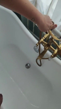La matrigna prende il figliastro per pisciare e anche lui lo fa pipì