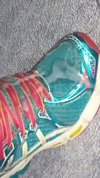 Cum en asics sneakes