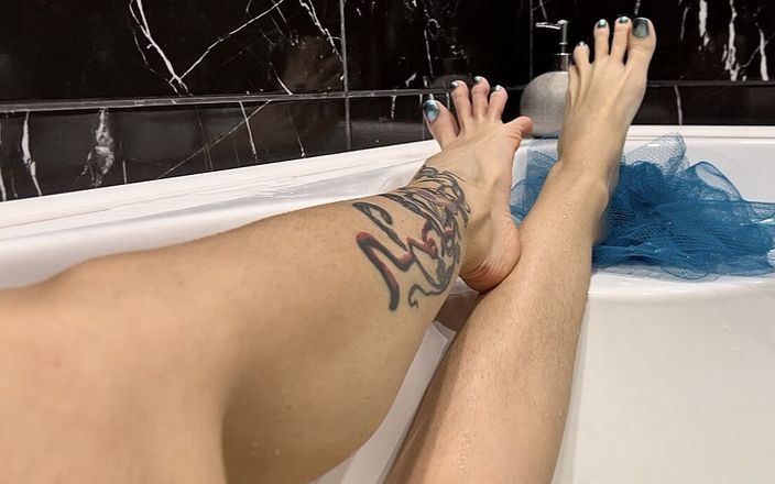 Julia domaina: 我毛茸茸的苗条长纹身腿