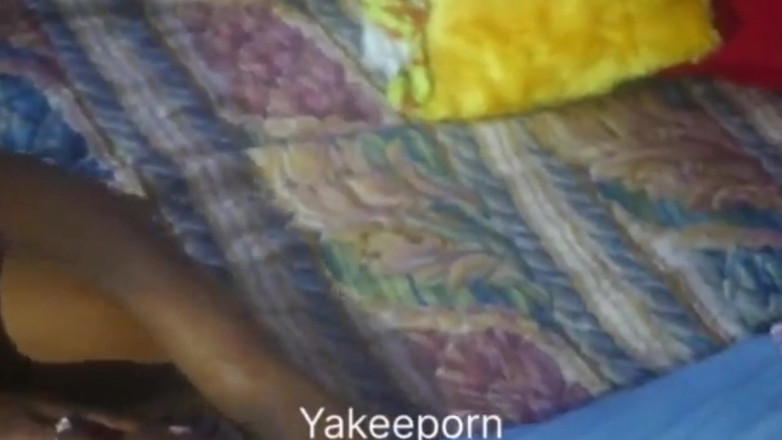 Yakeeporn: Cette belle demoiselle adore la façon dont je la pénètre