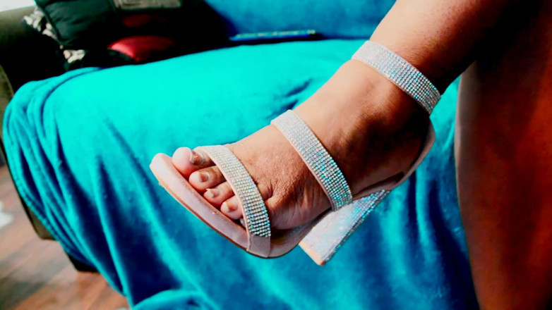 Dirty Diana Fetishes: Saltos com um belo vestido puta