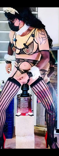 Femboy seksi iç çamaşırı büyük siyah dildoya biniyor