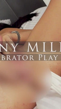 Cachonda milf con dedos en sal y orgamas con vibrador rojo