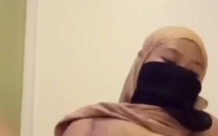 Jilbab69: Geile hijab-studentin stopfen ihre vagina