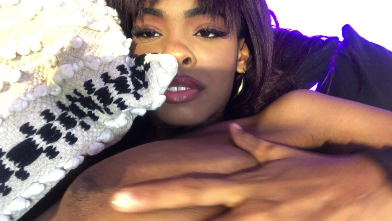 adaraSmiith: I Close the Door, Turn off the Lights and Get...