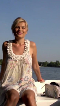 Jasmin Rouge - Jerman berkencing di luar