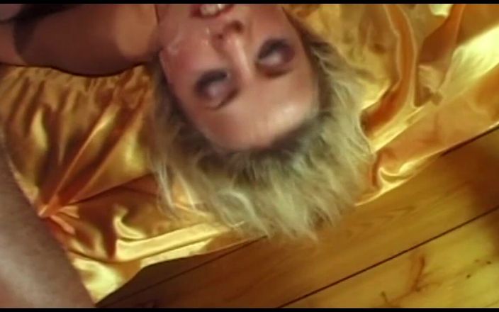 Muschi movie official: Troia bionda scopata in gang in un quartetto