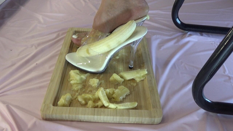 AnnaBUST: Jag krossar bananer med mina vackra ben i höga klackar