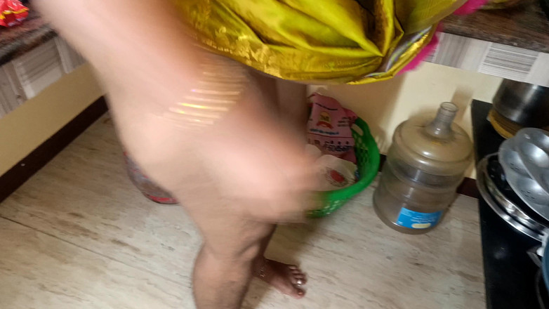 Pushpa porn: Femme au foyer, romance dans la cuisine