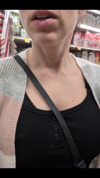 Usar um plug anal gigante torna as compras de supermercado muito mais divertidas
