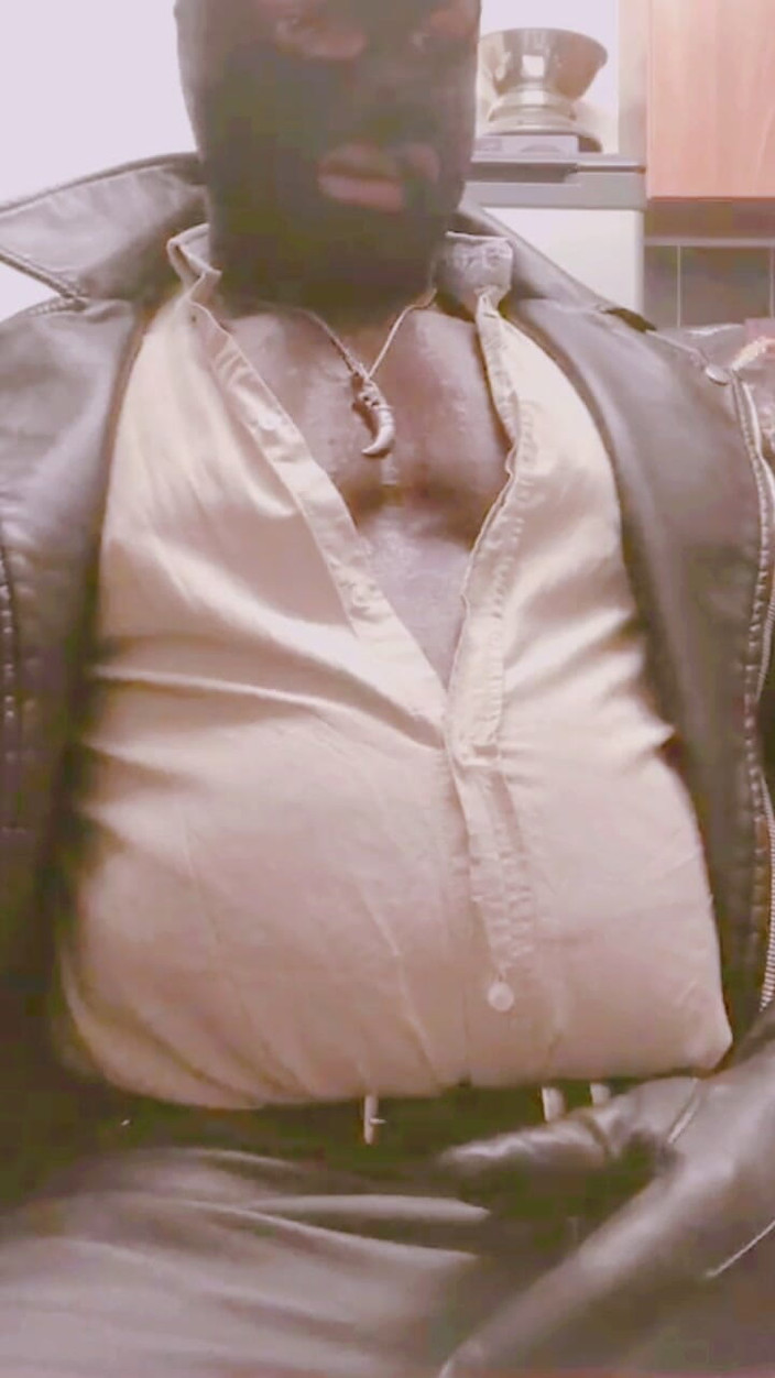 Black smoking muscle stepdad: 戴面具的皮衣玩舐肿的肚子烟雾