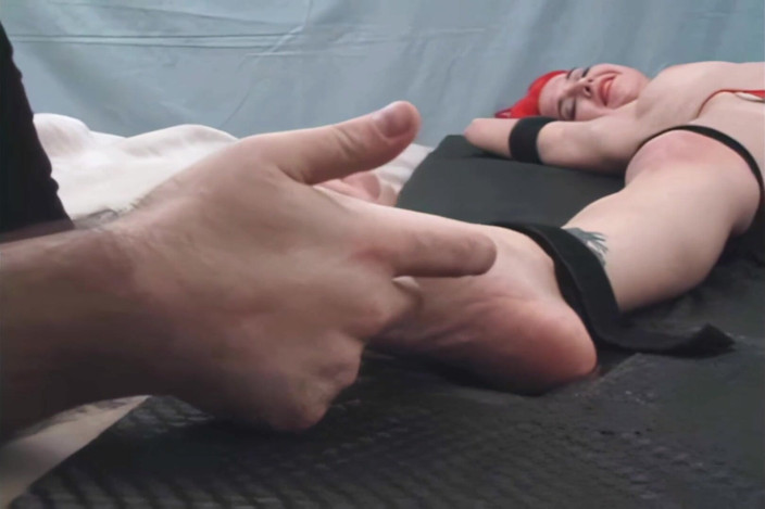 BleuFetish Tickling: Holly被偷窥并愚蠢地挠痒痒 第1部分2 - 神秘的手挠痒痒地让霍莉咯咯地笑并失去呼吸