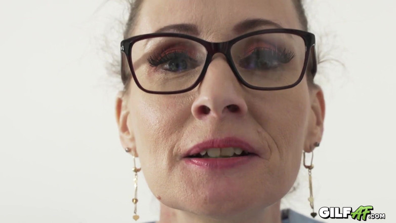 Gilf AF: La flaca enfermera gilf Scarlet Louse quería una preñada