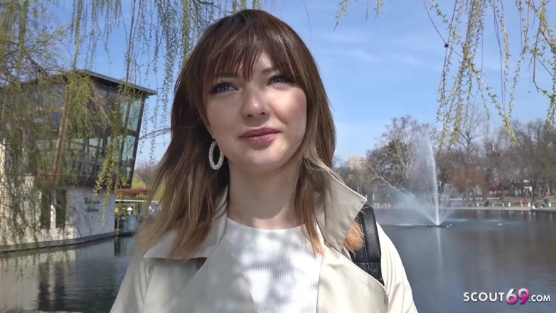 Scout69: Sarkık memeli genç Kristin sokakta oyuncu seçmelerinde sert anal seks...