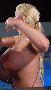 Curve țâțoase Alura Jenson și petrecerea de la piscină a curvei Alix Lovell!