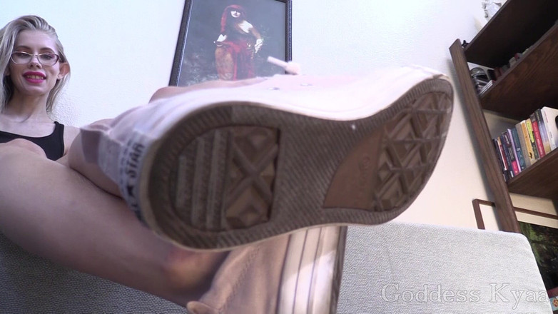 Kyaa Chimera: Pink Chucks Azdırıyor