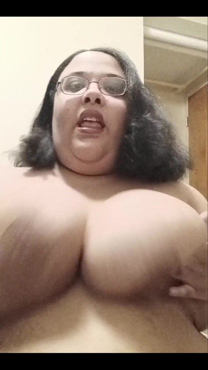 Jessica pigslut: mahu bermain dengan tetek saya?