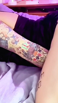 Trans děvka Emma Ink hlasitě sténá na péru její sousedky