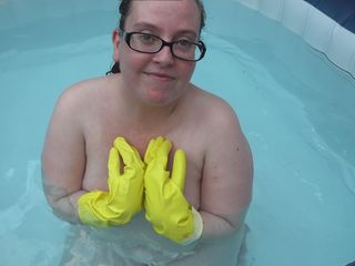 Horny vixen: Обнаженные резиновые перчатки, фетиш в горячей ванне