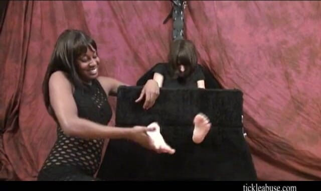 Princess Nikki's Tickling Fetish Sessions: Pé esquerdo da pequena Jenny