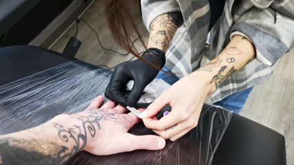 Ghomestory: Real Sex with a tattoo artist! She fucks with clients!