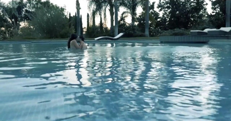 Xtime Network: Lamiendo coño follando una gran polla chupando en la piscina