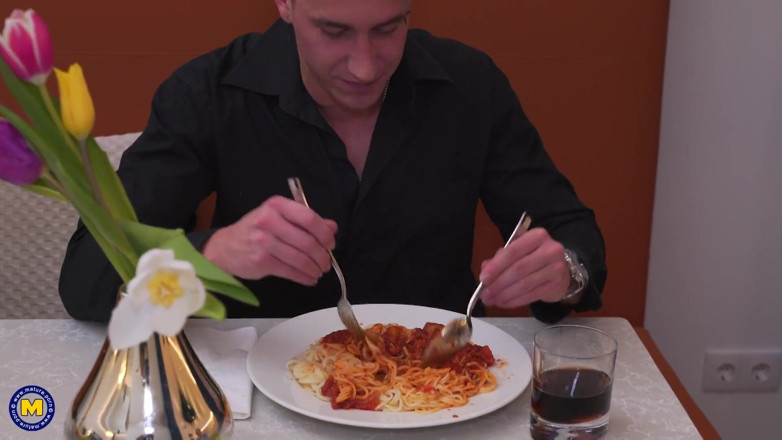 Mature NL: 肌肉发达的家伙乱搞奶奶