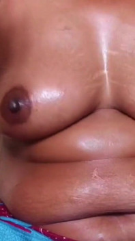 Tamil girl massaggio con olio grandi tette