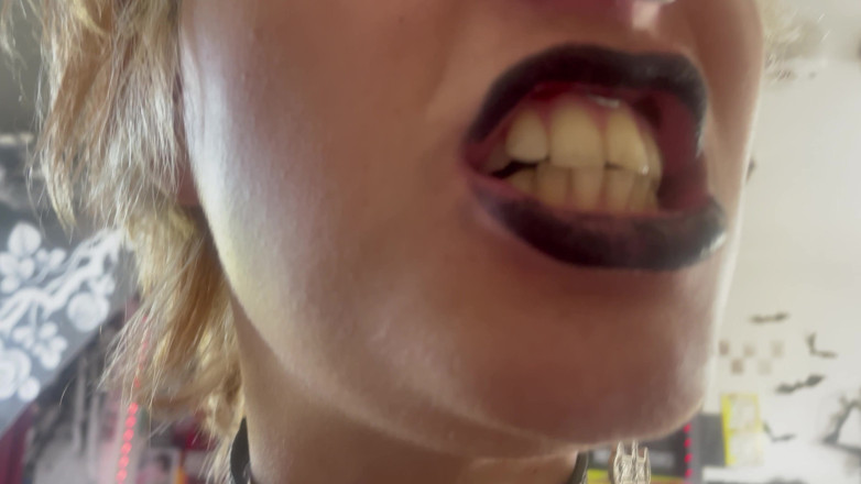 Glitterqueen1999: Tour de la bouche, rouge à lèvres noir, gothique