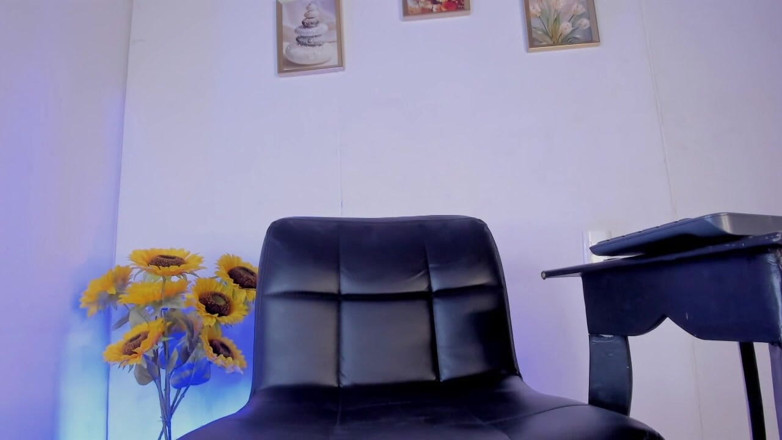XaraBliz: Xarabliz Webcam-model Masturbiert Ihren Großen Lateinamerikanischen Schwanz Im Stripchat