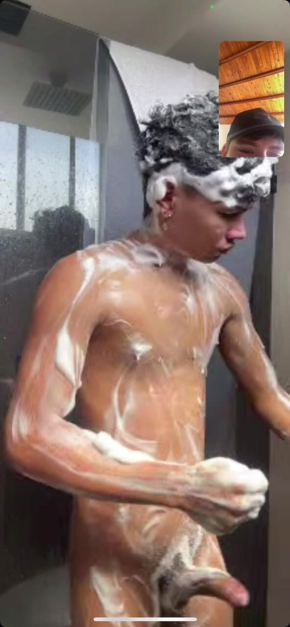 Icyhot707: Saya mandi dengan teman heteroseksual saya melalui panggilan video