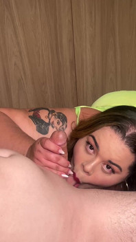 Enormes tetas y vientre, nena le encanta beber su café con crema