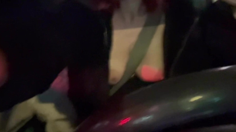 Artemisia Love: 意大利大奶熟女artemisia喜欢在晚上骑性感的汽车，露出她的大奶子