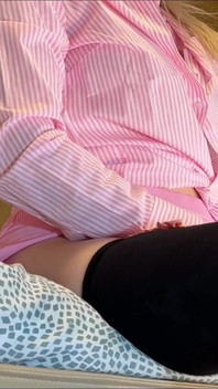 Sexy a nadržený velikonoční zajíček udělá velkého ptáka tím, že ztrácí kontrolu a zničený orgasmus