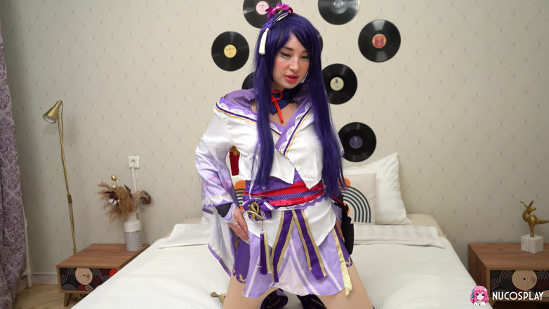 Nu Cosplay: La jolie Mary, bombasse hentai, se fait baiser par une...