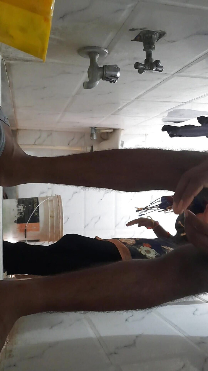 Kavitamaam: 後背位スタイルのバスルームセックスビデオHDで、デジインドのGFとBFバスルームセックス