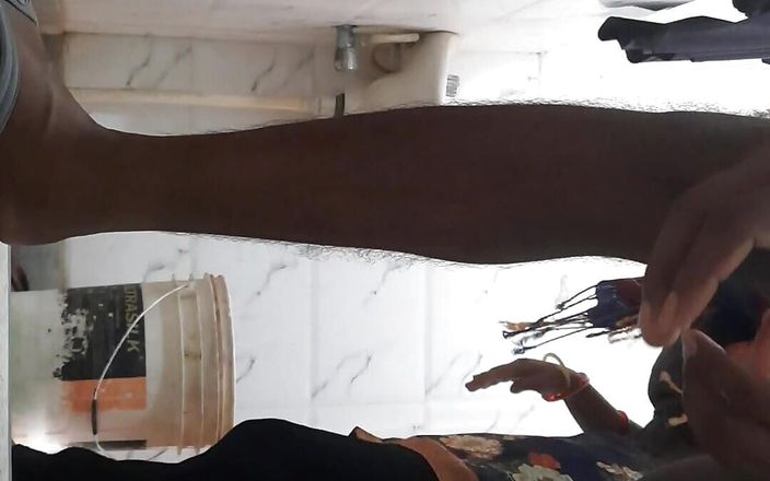 Kavitamaam: Doggystyle Badezimmer-sexvideo in HD, Desi indische freundin und BF Badezimmer-sex