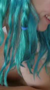 Prores aux cheveux bleus
