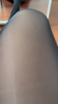 Co si myslíš o mých nových lesklých silonkách? Mám je taky nosit ve smetaně?