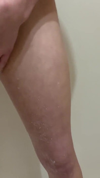 Ik scheer mijn poesje onder de douche in het bijzijn van mijn vriendje