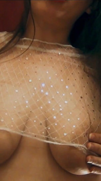 大きな乳首に魅了された大きな胸中毒者のためのGIFの胸フェチのグーニングをクリック