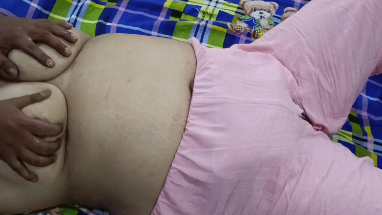 Catchybusty: दूधिया सुडौल शरीर वाली कमसिन मालिश चाहती है