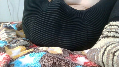 BW_Dolphin: Awek putih dalam seluar musim sejuk hangat melancap dalam talian...