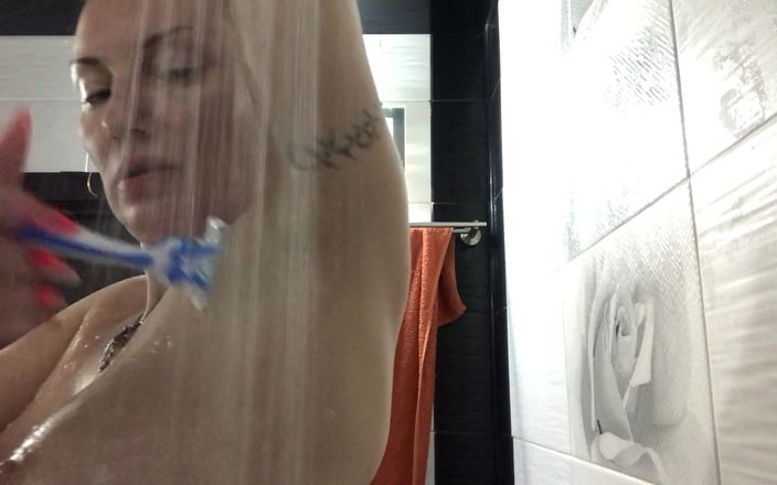 Bad ass bitch: Swxy MILF se rase les aisselles sous la douche, partie 2