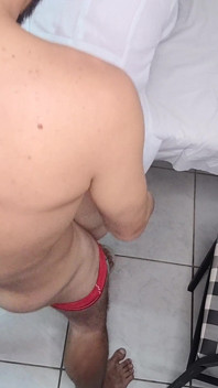 Une infirmière observe l’érection du patient